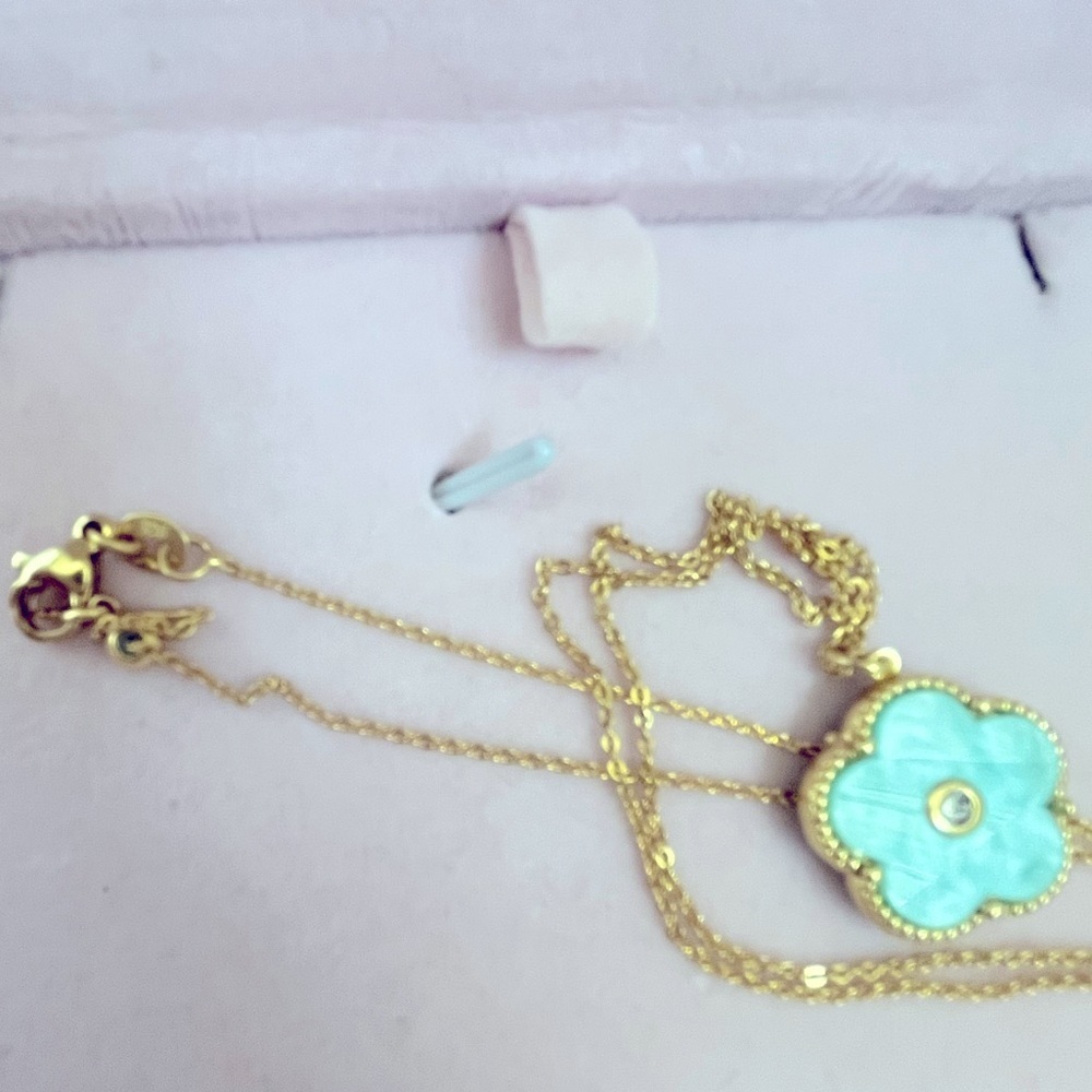 𝅺MOTHER of Pearl Flower Pendant | Gold Plated - Picture 4 of 9